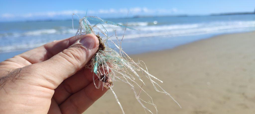 Spiagge invase da miliardi di filamenti di plastica in Abruzzo